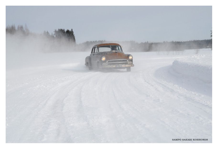 Chevrolet_4D_in_snowtrack_zps874f1b8b.jp
