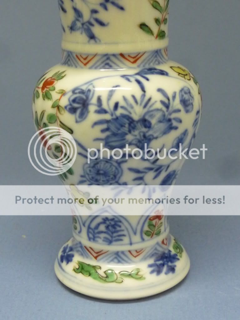 very good chinese kang xi (康熙青花五彩瓜棱花觚) vase